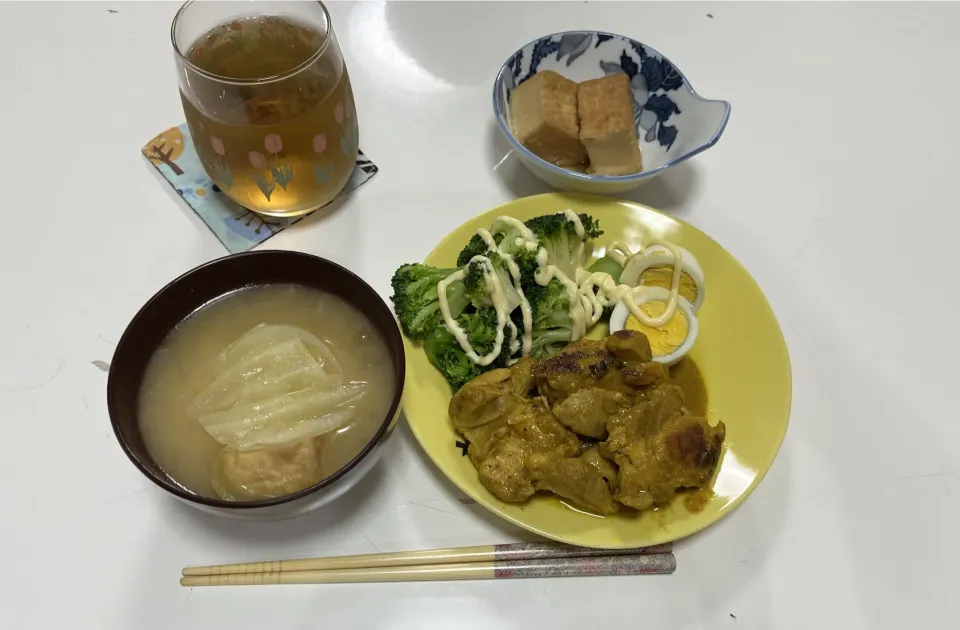 晩御飯☆タンドリーチキン☆厚揚げ煮☆サラダ（ブロッコリー・ゆで卵）☆みそ汁（キャベツ・じゃが芋・玉葱・厚揚げ）|Saharaさん