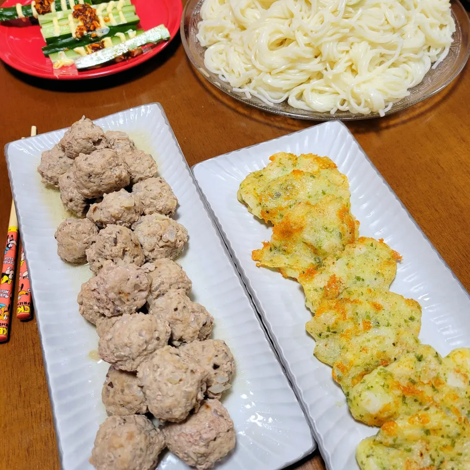 肉だんごと
豆腐に片栗粉と長いもとチーズとあおさ入れて焼いたやつ 
with ひやむぎ|waiwaiさん