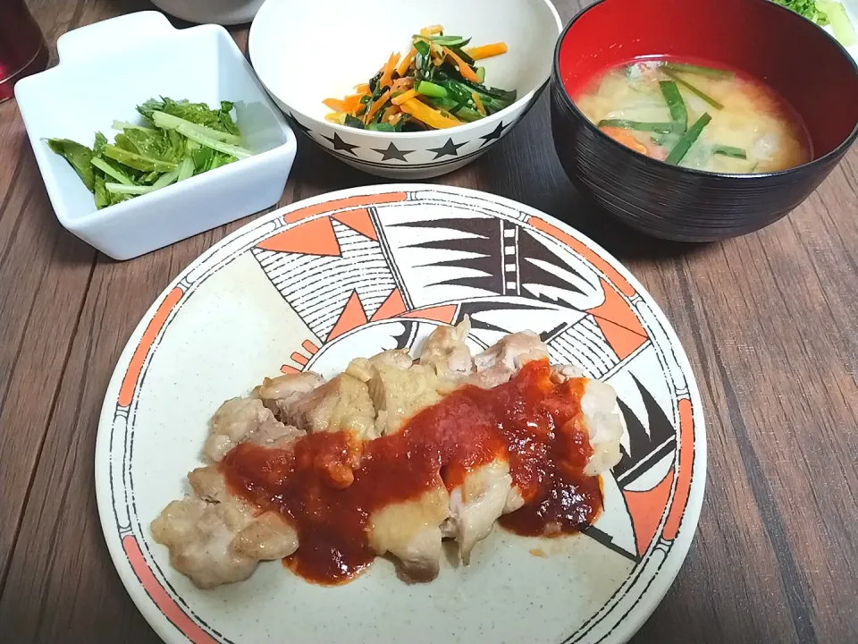 Snapdishの料理写真:チキンソテートマトソース
ミディトマトとニラの味噌汁
山東白菜の胡麻和え
わかめナムル|尚さん