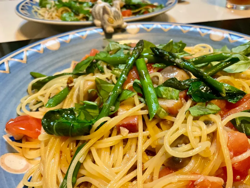 ベーコン🥓とアスパラとトマト🍅とマッシュ🍄のぺぺにドバッとバジルの葉を入れて、かけて。。。|Takeshi  Nagakiさん