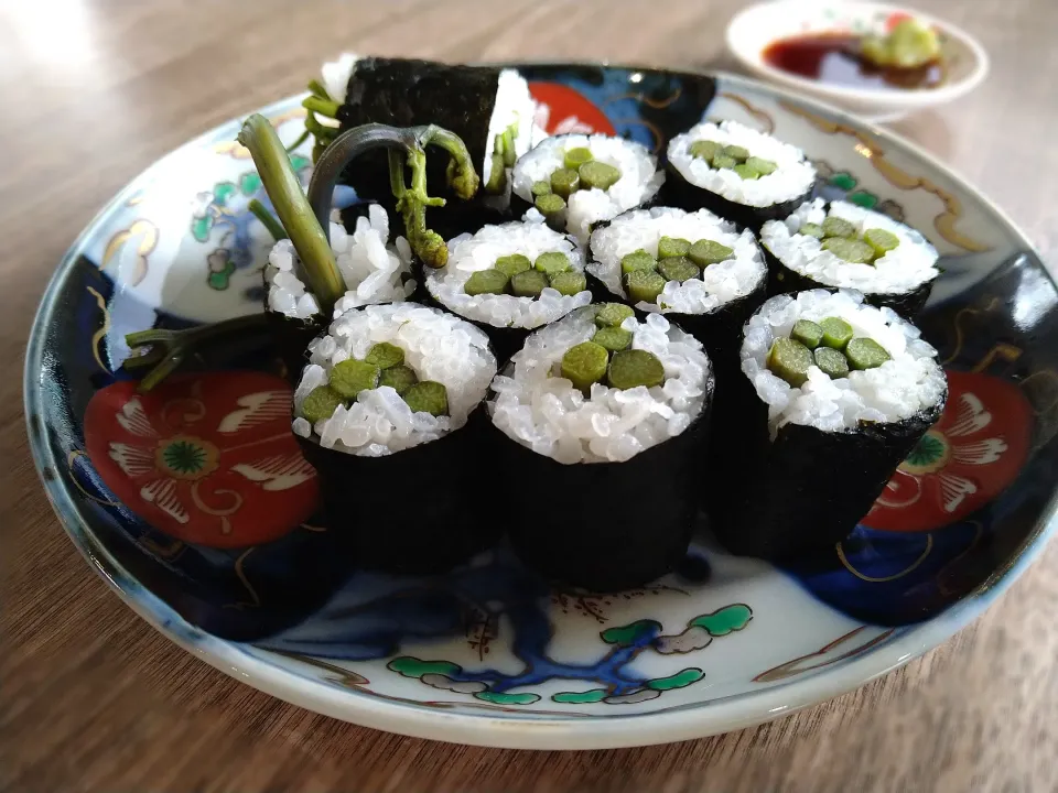 Snapdishの料理写真:わらびの海苔巻き|古尾谷りかこさん