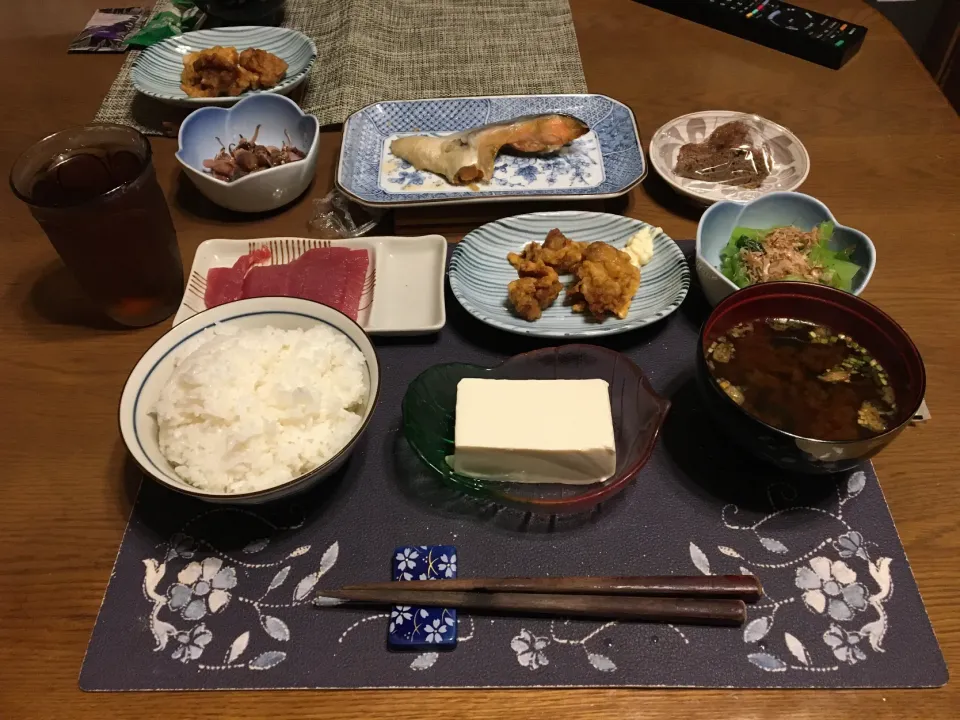 ご飯、生きはだまぐろの刺身、とりの唐揚げ、焼き銀鮭(かま)、ホタルイカの辛子酢味噌和え、小松菜のお浸し、冷奴、生タイプ即席味噌汁、烏龍茶、バナナチョコケーキ(夕飯)|enarinさん