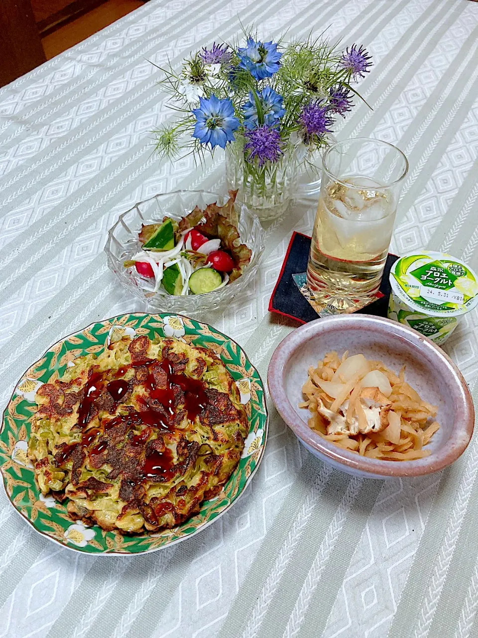 Snapdishの料理写真:grandmaの晩ごはん☆ 今夜は切り干しを間引き大根と共に煮ました…玉葱のおネギでネギ焼き…柚子酒で頂きます|kaoriさん