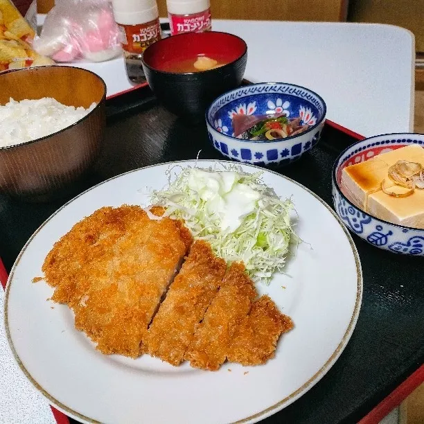 とんかつ定食。

昨日からあげ、今日とんかつってどうなん？
中2息子は食欲絶好調！|ariyo4200さん