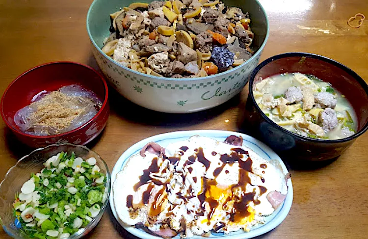 ある日の晩御飯 大鍋いっぱいに炊いた煮染め 真竹とアゴ（トビウオ）のすり身の味噌汁 ベーコンエッグに主人が好きなウスターソースぶっかけ トコロテン 間引きかぶの浅漬け|🐈⸒⸒⸒⸒つるのダンス🐈🐾さん