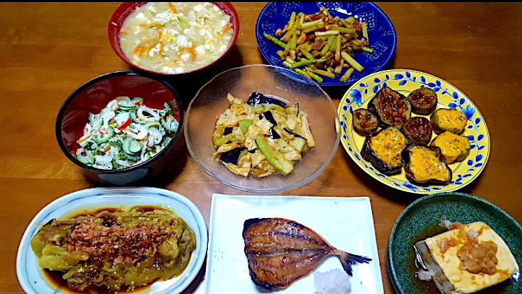 ある日の晩御飯 自家製アジのみりん干し アスパラベーコン 🍆の味噌焼きとチーズ焼き 湯葉と白なすのうま煮 🥒、ちくわ、🍅、ゴーヤの辛子マヨネーズサラダ𓌉🥗𓇋 白🍆の焼きナス 具だくさん味噌汁 冷奴|🐈⸒⸒⸒⸒つるのダンス🐈🐾さん