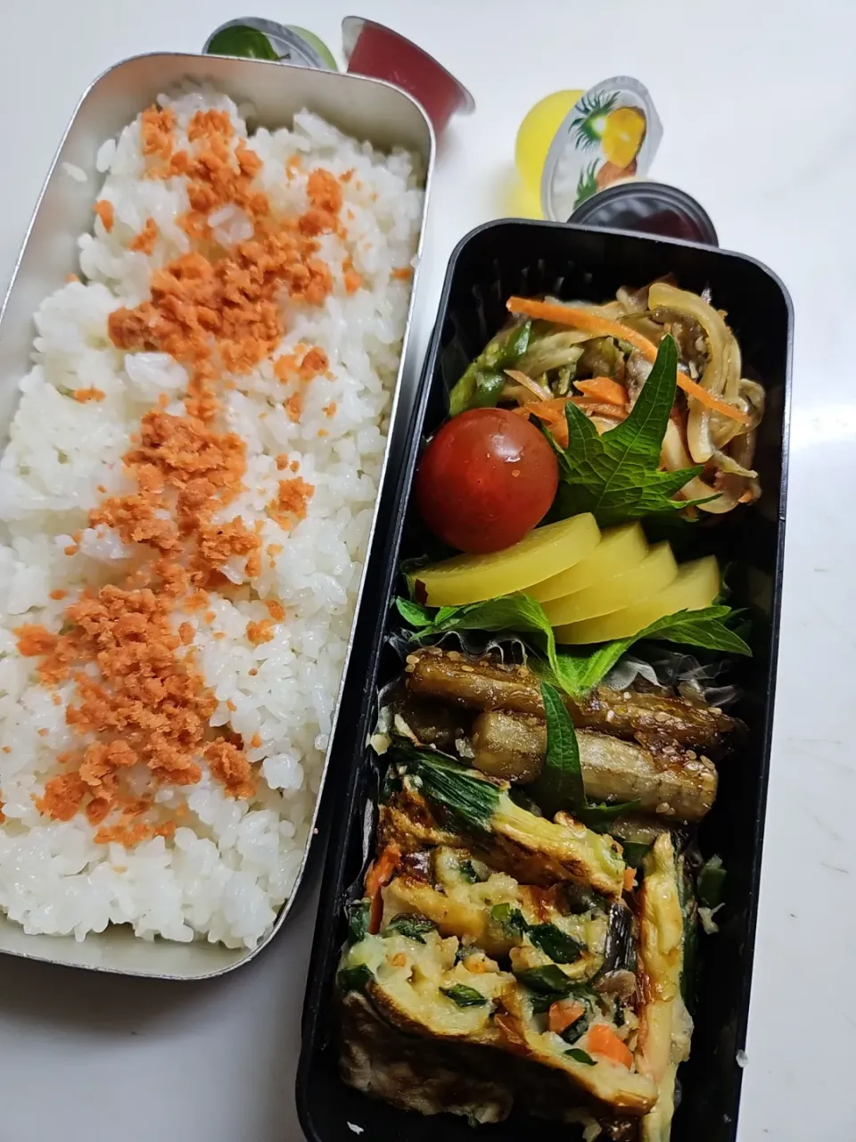 Snapdishの料理写真:☆高１弁当☆鮭ごはん、鯵南蛮漬け、ミニトマト、沢庵、牛蒡甘辛、チヂミ|ｼｮｺﾗさん