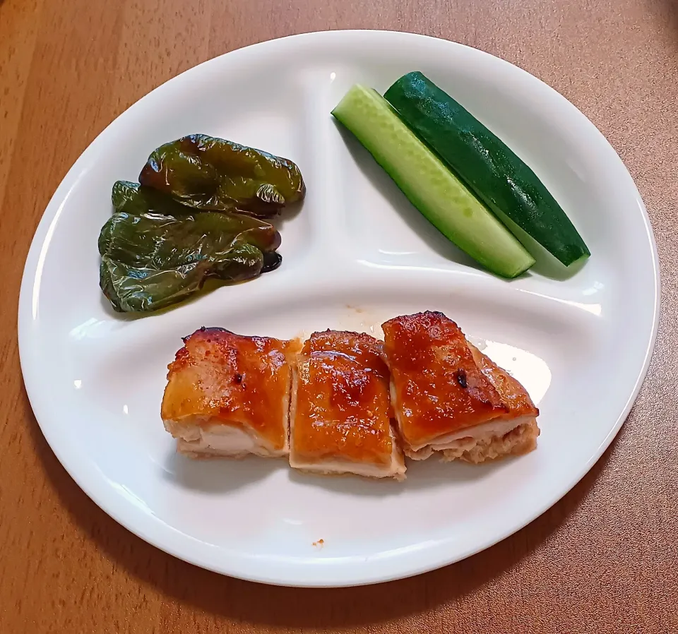 ナナの料理　ご馳走みそ漬け焼きチキン
焼きピーマン
きゅうり
ご飯🍚|ナナさん