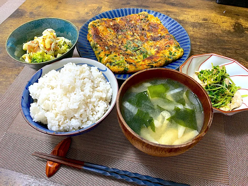 ニラキムチチーズチヂミ　ササミと豆苗の生姜和え　ブロッコリーとゆで卵サラダ　麦ご飯　味噌汁|♡misaki♡さん