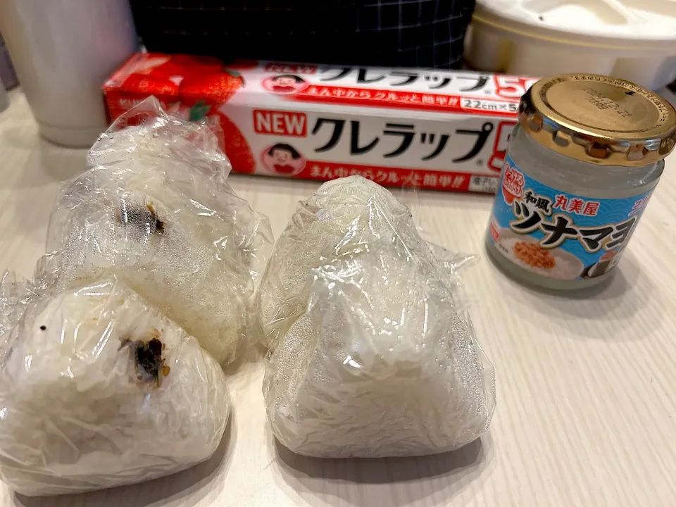 Snapdishの料理写真:🍙和風ツナマヨと🍙こんぶ|こずりんさん