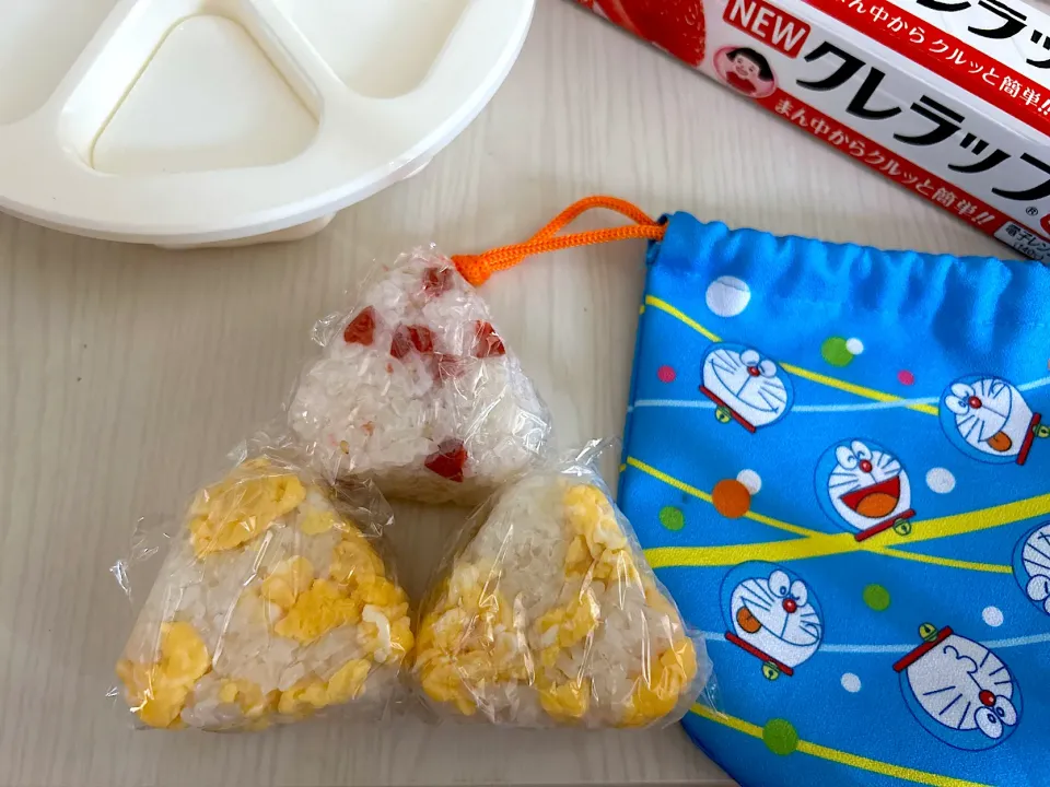 だしむすび🍙たまごそぼろとカリカリ梅✖️白ごま|こずりんさん