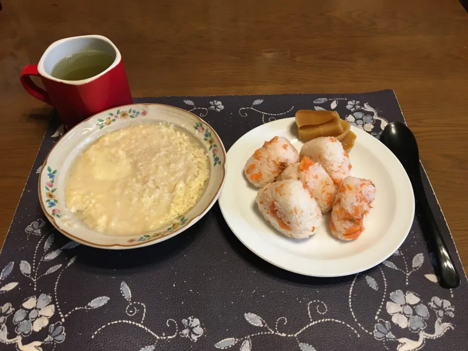 Snapdishの料理写真:オートミール中華粥、鮭にぎり、たまり漬け風沢庵、熱い日本茶(朝ご飯)|enarinさん