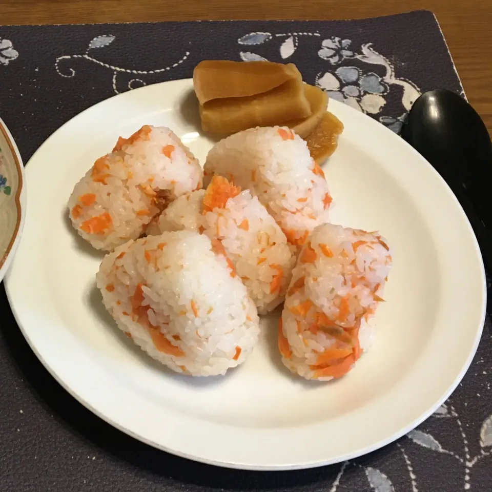 焼き銀鮭(かま)のほぐし身の混ぜご飯の鮭にぎり|enarinさん