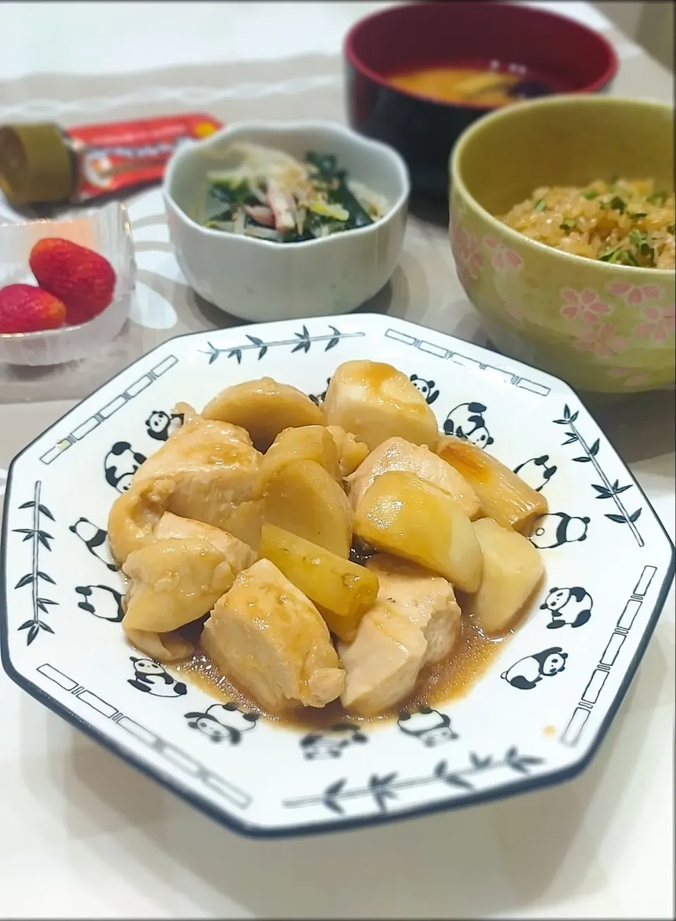 Snapdishの料理写真:鶏肉と里芋のこっくり煮
えのきの炊き込みご飯|みったんさん