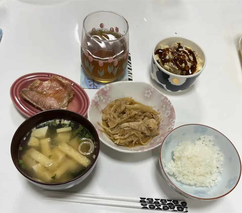 晩御飯☆赤魚の煮付け☆ポテトサラダ☆豚もやしの炒め物☆みそ汁（豆腐・揚げ・ワカメミックス）|Saharaさん