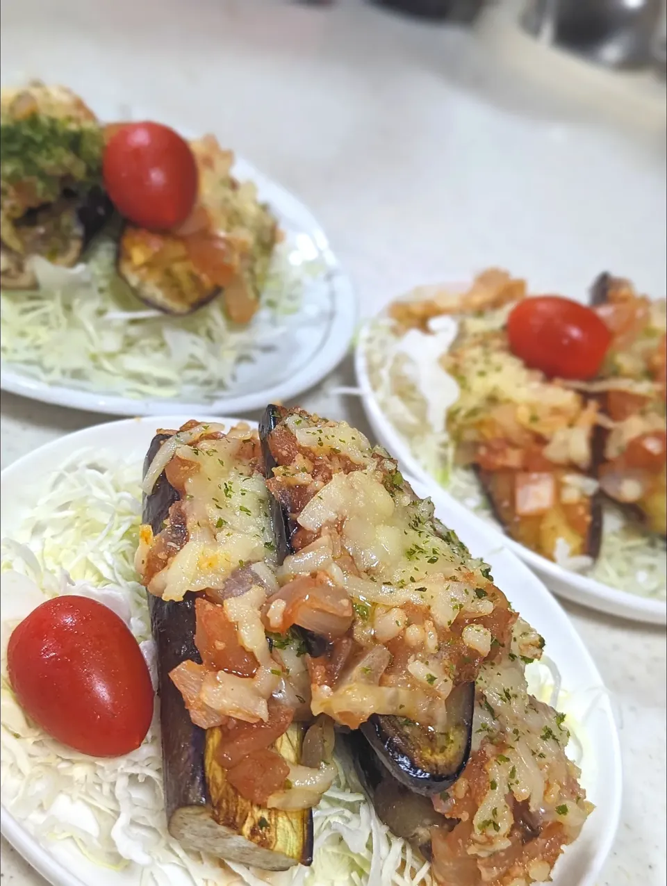 茄子と玉ねぎのトマト風チ―ズ焼き✨

今日は茄子を２本使って３人分

お料理いたしました。😁|お弁父ちゃん‼️さん