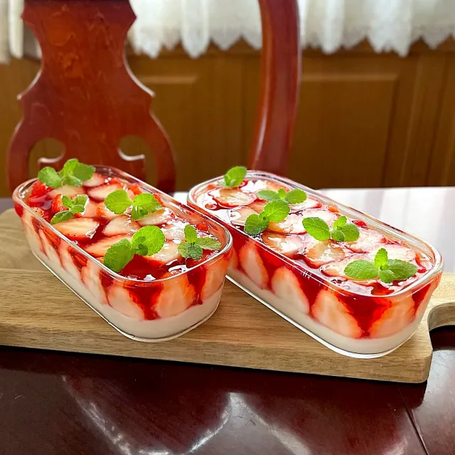 Snapdishの料理・レシピ写真:米糀のミルクプリンとイチゴとラズベリーハニーのジュレ🍓｜ひと手間で♡いちごの簡単おやつ♪