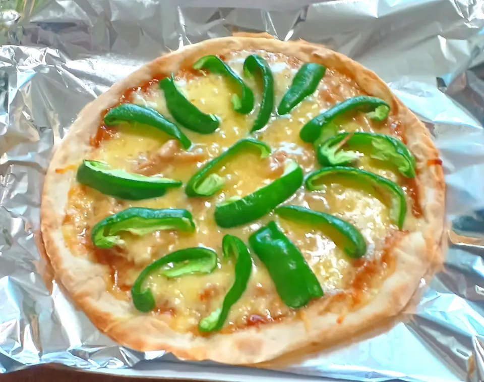 市販のピザ🍕に、ピーマンのせて|ナナさん