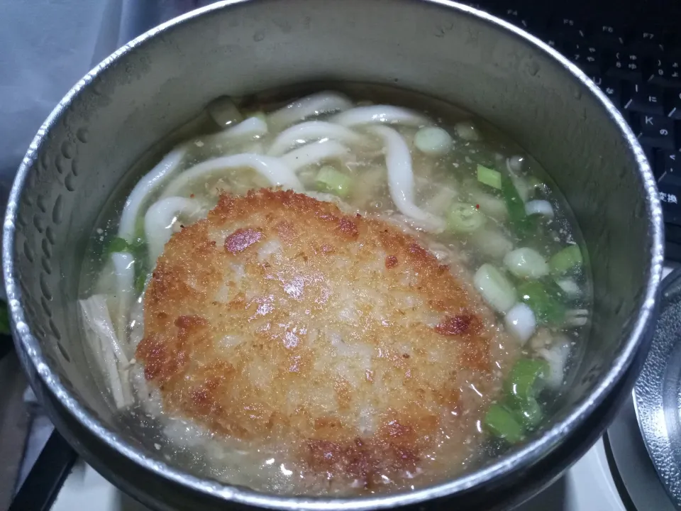 Snapdishの料理写真:なめ茸と肉そぼろ入りとろみ付きコロッケうどん|darkbaronさん