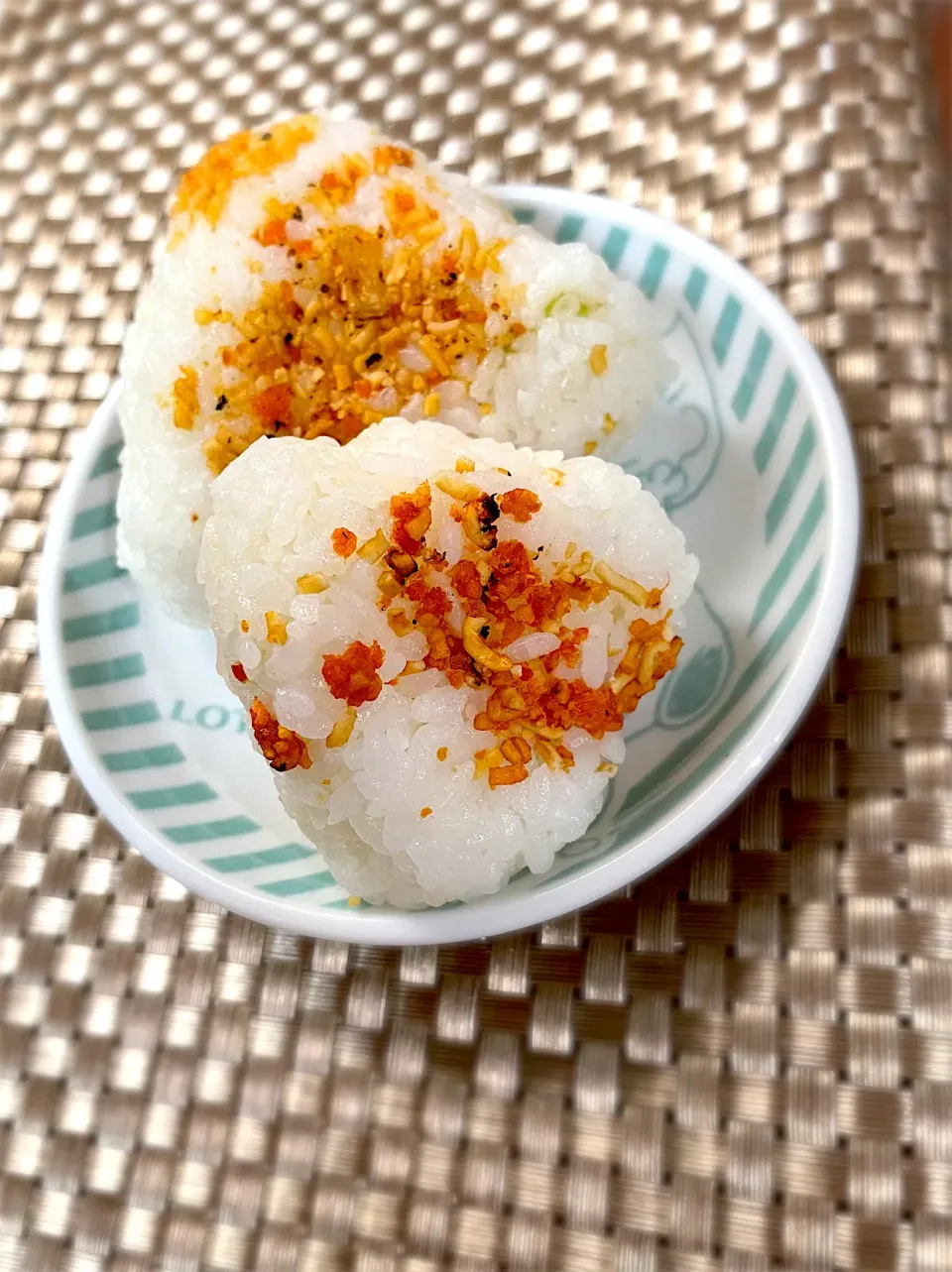 鮭フレークとベビースターのふりかけ　　　　おにぎり🍙|ちゃっぴ〜さん