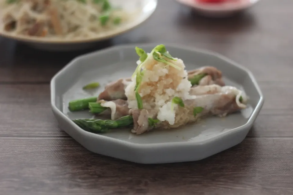 自家栽培アスパラのみぞれポン酢レンジ蒸し|ちいさなしあわせキッチンさん