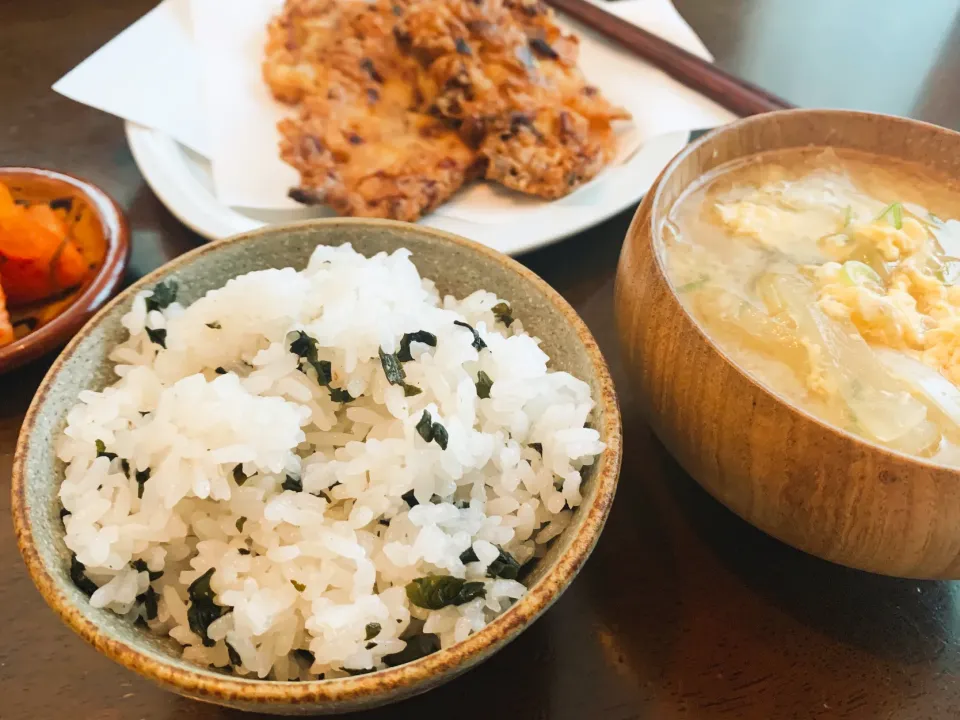 Snapdishの料理写真:わかめごはん越しの、納豆と舞茸のかき揚げ夜定🥢🌟|leeさん