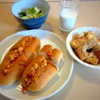 チリコンカン　揚げパン　ワカメときゅうりの酢の物　|ほたるんさん