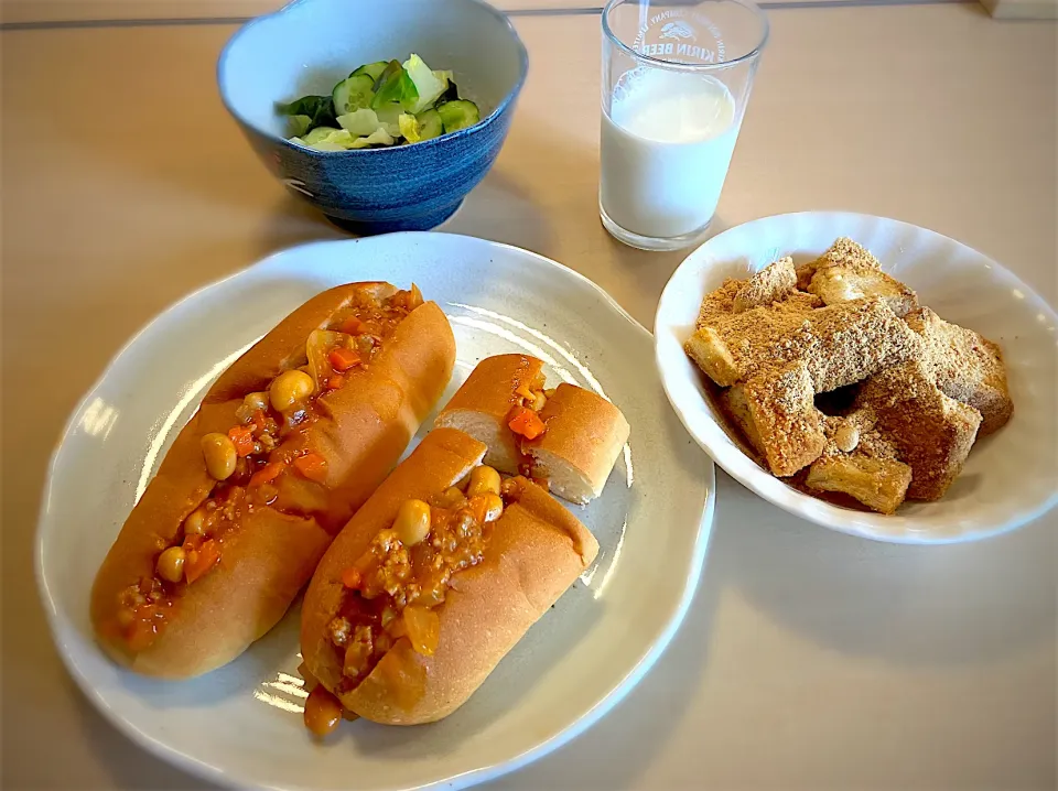 チリコンカン　揚げパン　ワカメときゅうりの酢の物　|ほたるんさん