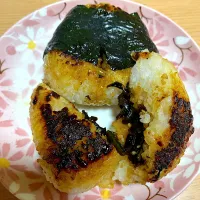 Snapdishの料理写真:キクラゲ昆布の佃煮に焼き鳥のタレで、焼きおにぎり|やっちゃさん