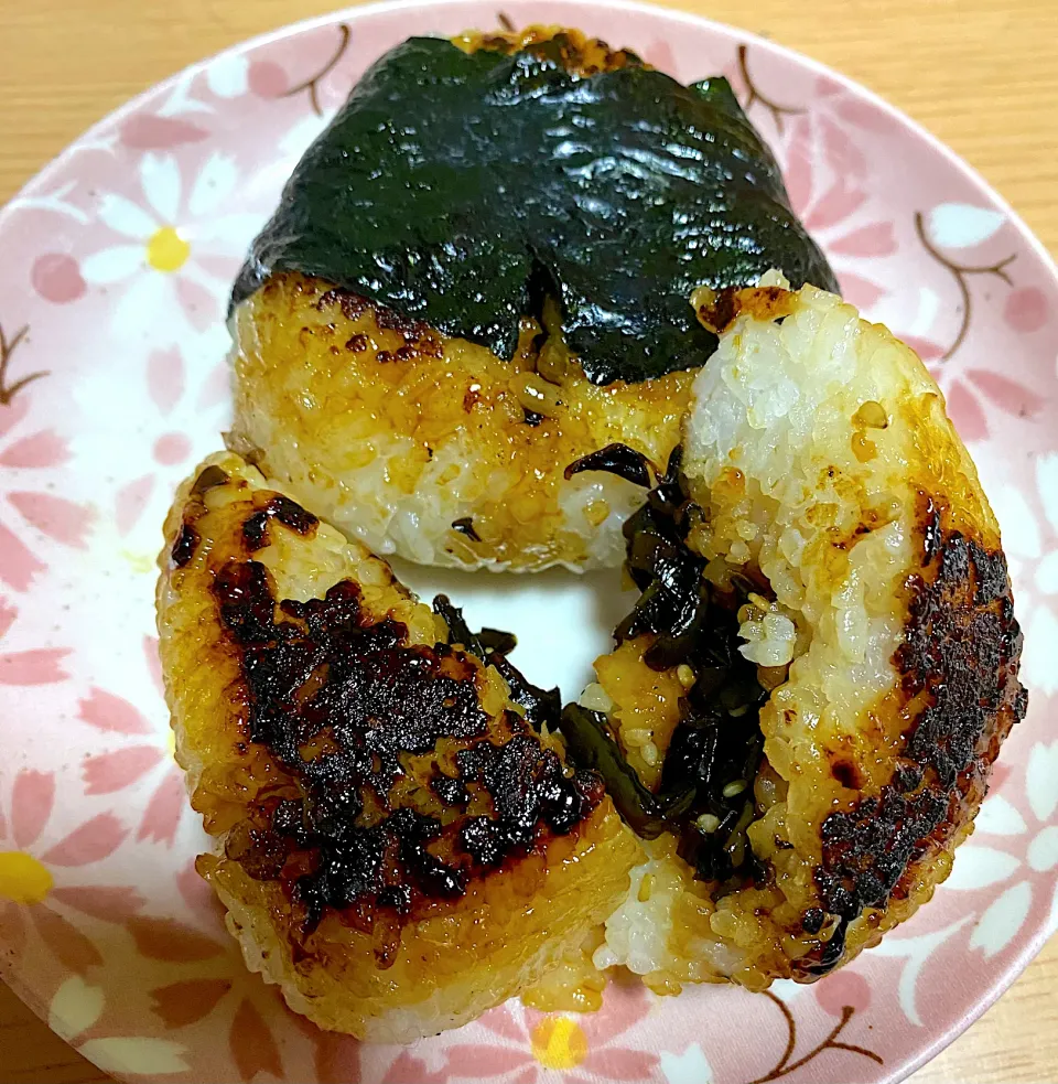 キクラゲ昆布の佃煮に焼き鳥のタレで、焼きおにぎり|やっちゃさん