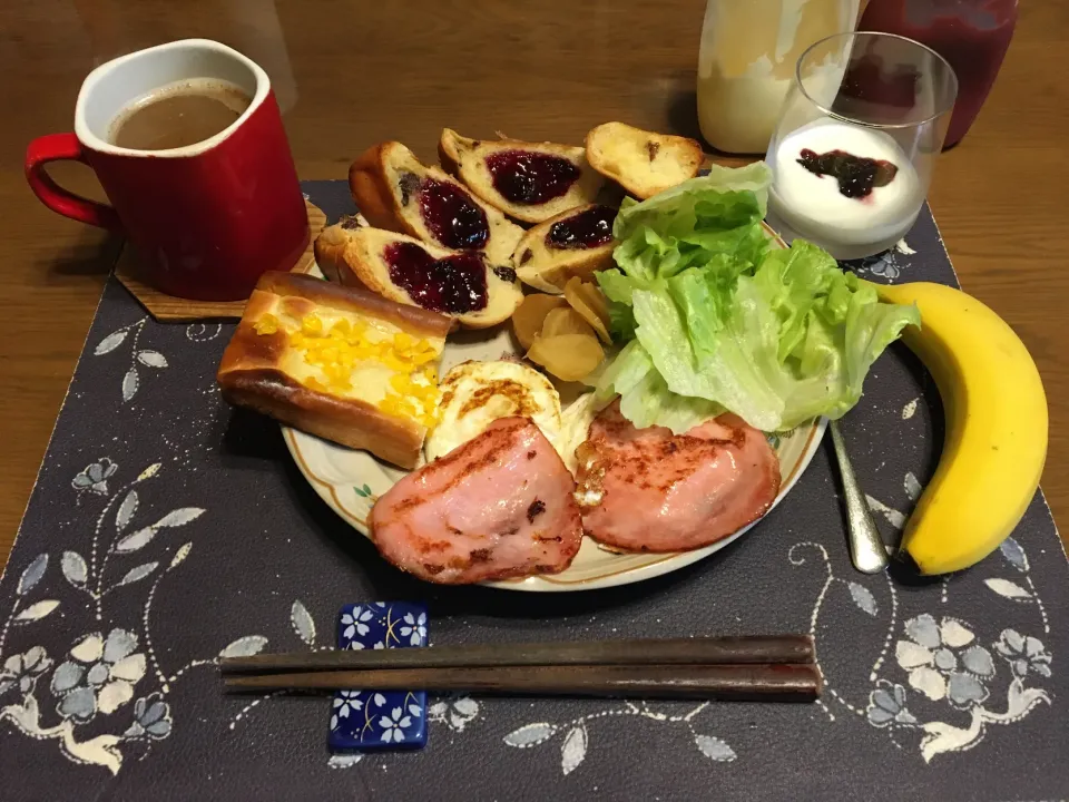 Snapdishの料理写真:葡萄パンカシスジャムトースト、葡萄パントースト、カシスジャムコーンマヨトースト、ハムエッグ、レタス、たまり漬け風沢庵、ホットコーヒー、カシスジャム入りヨーグルト、バナナ(昼飯)|enarinさん