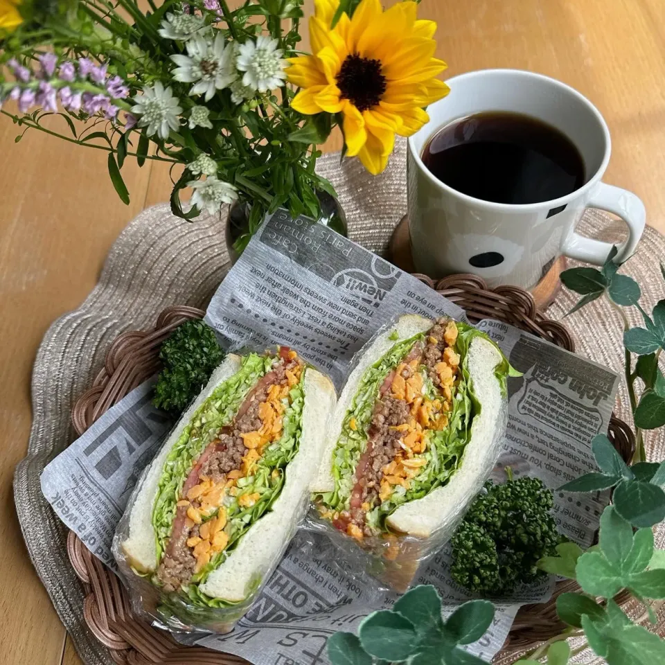 Snapdishの料理写真:5/23❤︎鶏そぼろとたまごのわんぱくサンド🌱✨
お弁当の残り物で…✨

＊ 鶏そぼろ
＊ たまごそぼろ
＊フリルレタス＊キャベツ ＊トマト|Makinsさん