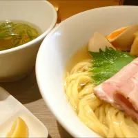 Snapdishの料理写真:【TRYラーメン大賞2021-2022 
新店・しょうゆ部門 5位】 
支那蕎麦 澤田 
昆布水つけ麺 白醤油  
(裏メニュー、1,150円) 
＋メンマ (200円) 
＠新宿御苑前3分 
(JR新宿駅から徒歩14分)
24127 (136,657)