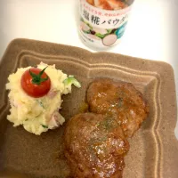 Snapdishの料理写真:しっとりジューシーハンバーグ＆デパ地下風ポテサラ|ayarioさん