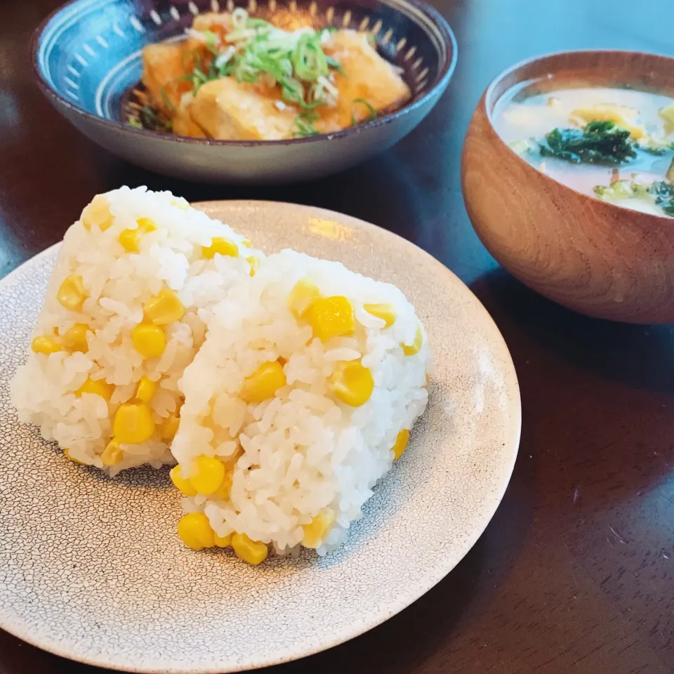 Snapdishの料理写真:おっきな塩麹コーンおむすび越しの、豆腐ステーキ夜定🍙🍙🌽|leeさん