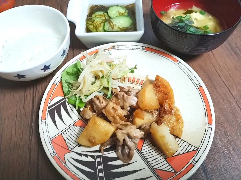 長芋と豚肉のバター醤油炒め
きゅうりのもずく酢
キャベツのかき玉味噌汁
もやしのサラダ|尚さん