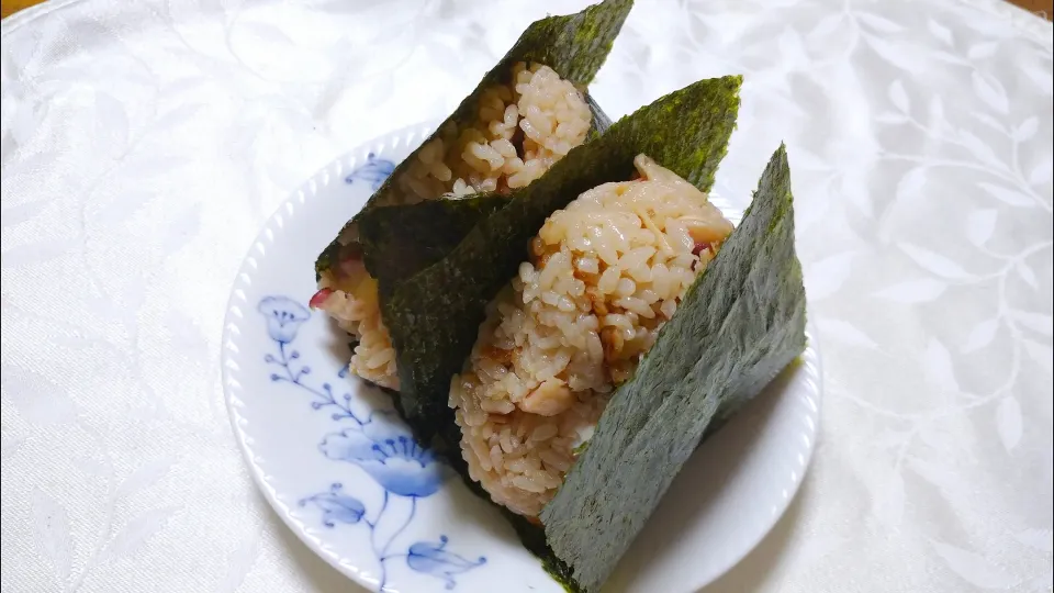 5/22の夜勤弁当
新生姜と蛸の炊き込みご飯おにぎり🍙|卯月さん