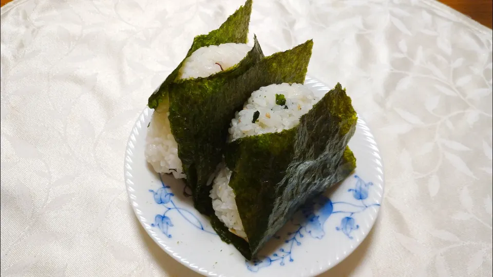 Snapdishの料理写真:5/23の夜勤弁当
おにぎり2種🍙|卯月さん