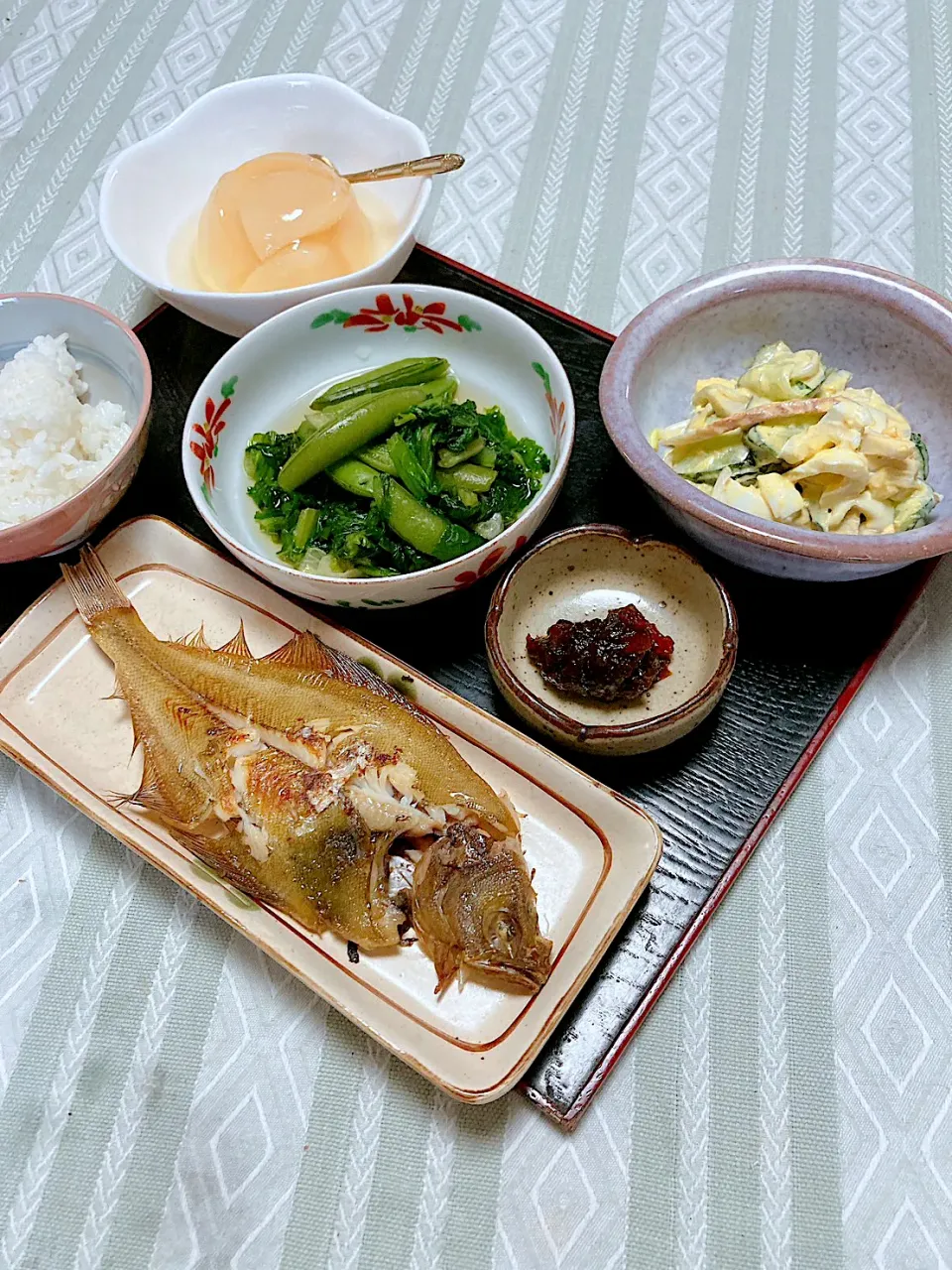 Snapdishの料理写真:grandmaの晩ごはん☆ 今夜はチシャ🥬とスナップエンドウの煮物…チクワ、玉葱、きゅうり､茹で玉子でサラダ…カレイを焼きました。デザートは桃のゼリー🍑|kaoriさん