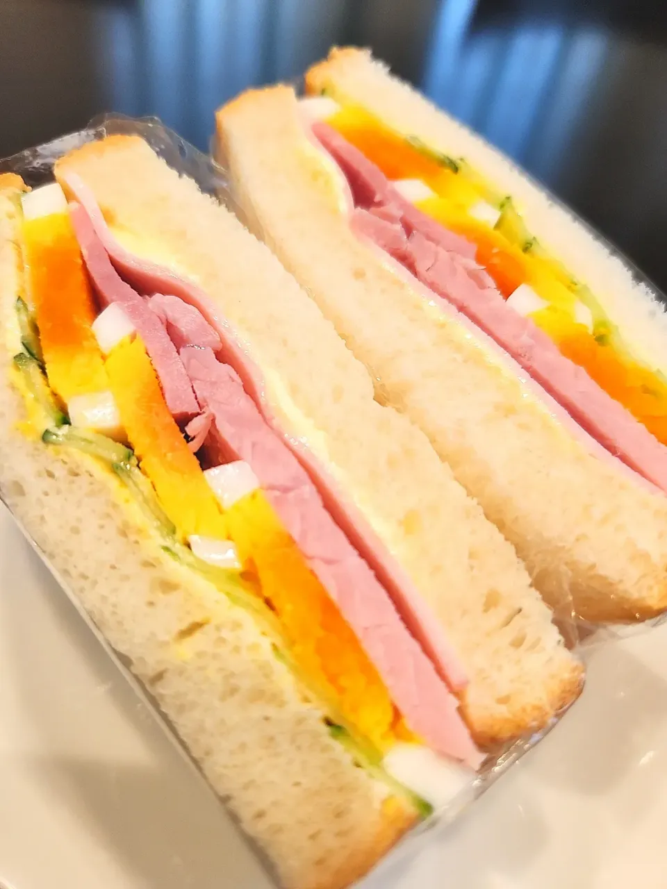 卵とハムときゅうりのサンドイッチ🥪|acoacoさん