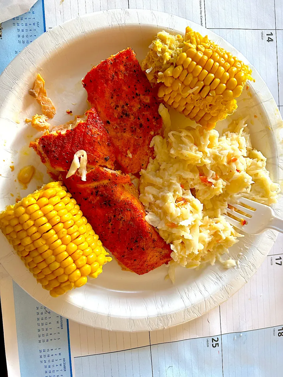 Salmon corn on the cob and coleslaw|Kareem Boogieさん