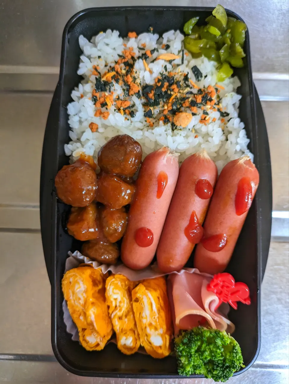 旦那弁当　2024/5/24

ミートボール
ウインナー
玉子焼き
ブロッコリーハム巻き|ユキヨメ♪さん