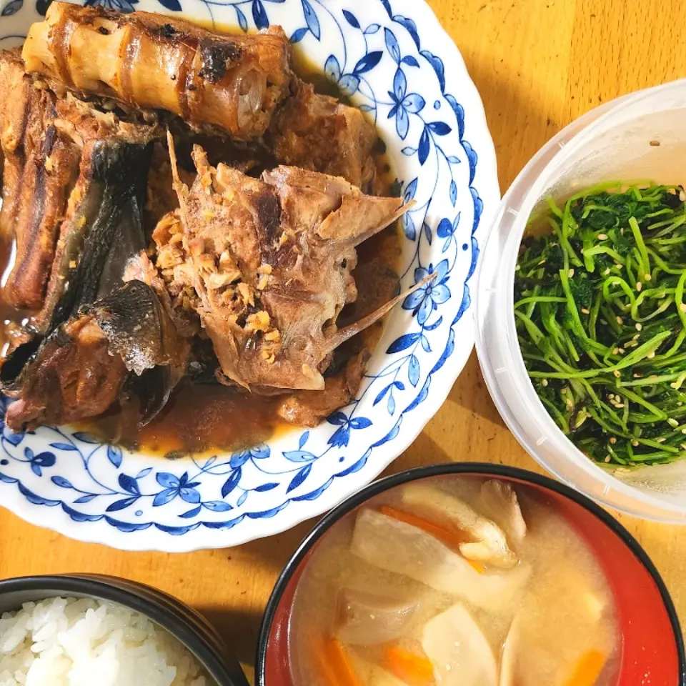 ぶりのあら煮、豆苗の塩昆布ナムル、えりんぎとにんじんと油揚げの味噌汁|さきさん