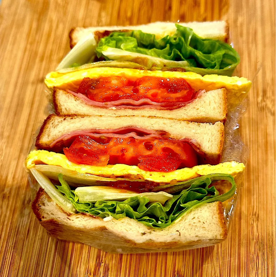 Snapdishの料理写真:本日の通勤モーニング♪ BLTTサンド🥪　ベーコン、レタス、トマト、タマゴ　サルサソースでちょっとスパイシーに👍|BUBUさん