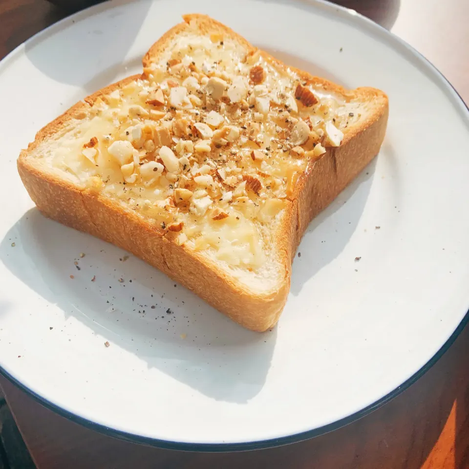 罪深きハニチーナッツトースト🍞🧀🥜🍯✨🫠💛|leeさん