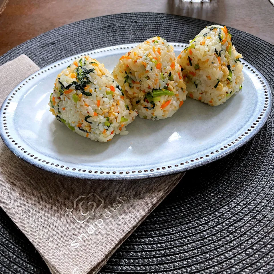 小松菜鶏ひきふりかけでおにぎり🍙|まぁちゃんさん