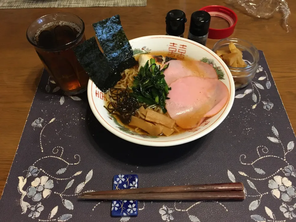 ニラのオイスターソース炒めラーメン、沢庵、烏龍茶(昼飯)|enarinさん