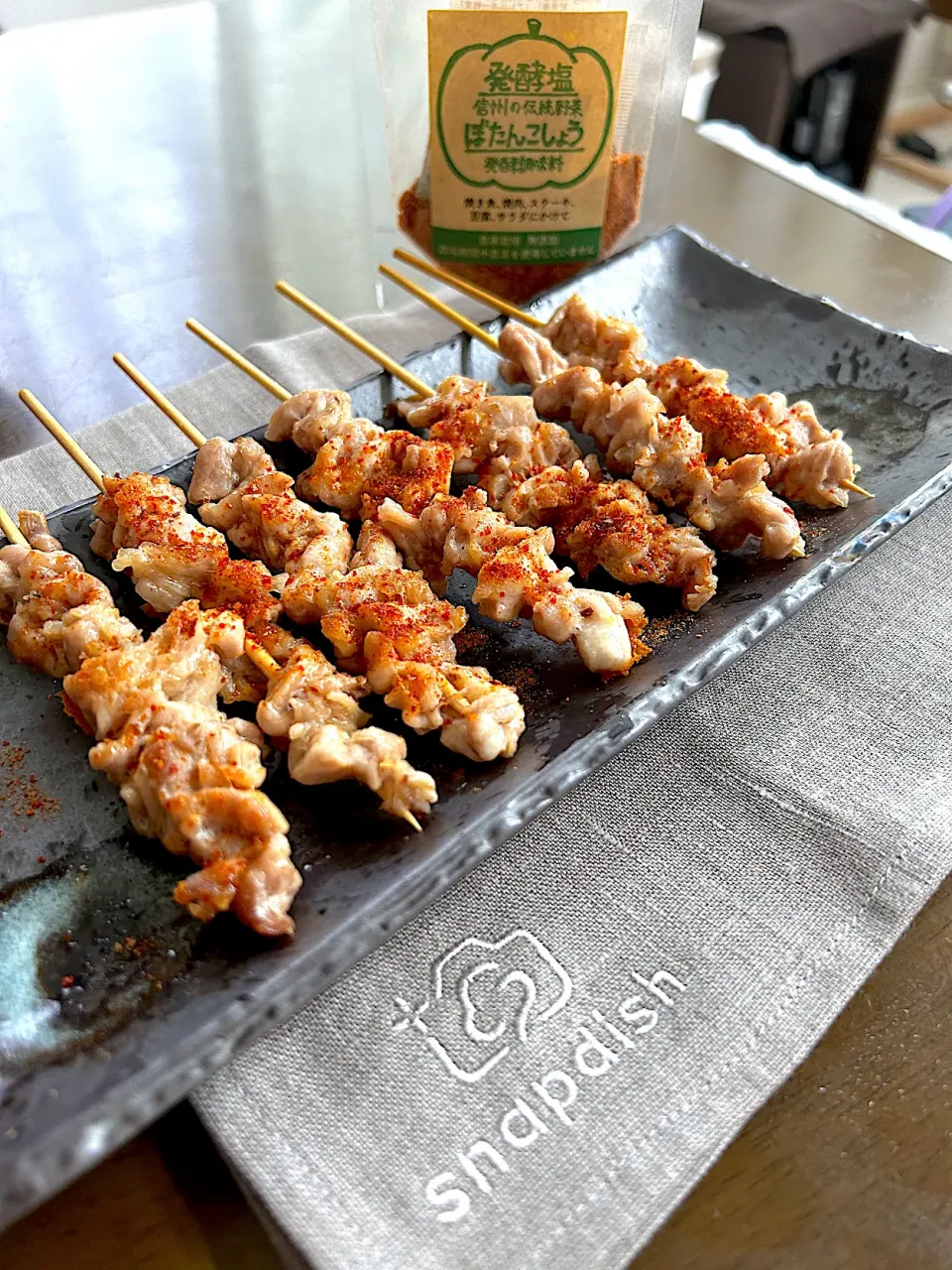 〜食卓を紡ぐおたより便〜ぼたんこしょうでセセリ串|ナガマンさん