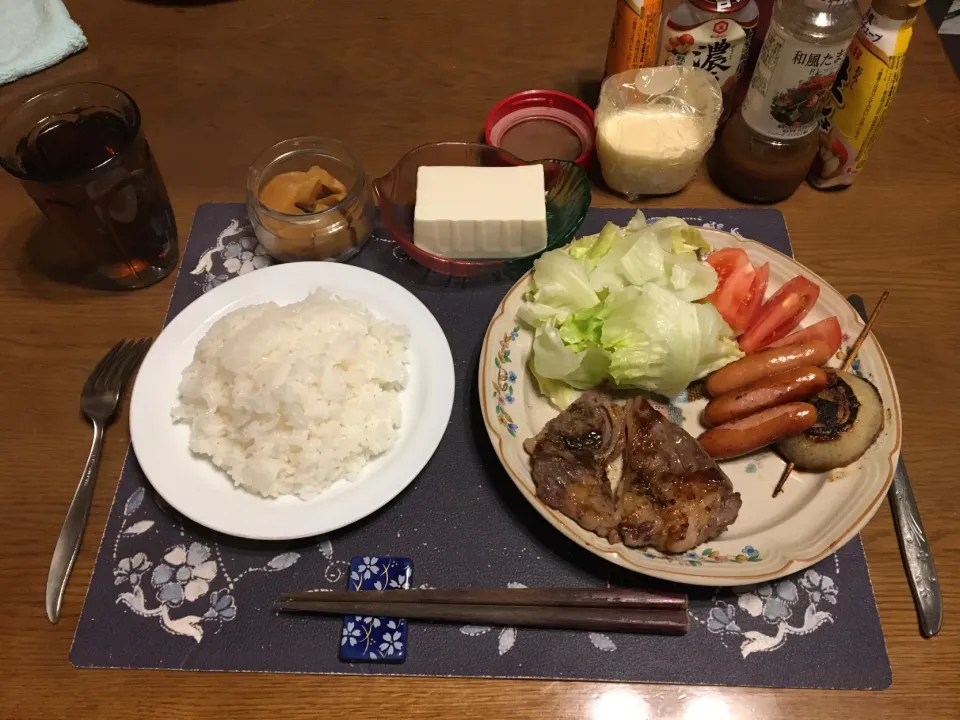 ご飯、ハーフビーフステーキ、チョリソ、玉ねぎステーキ、トマト、レタス、冷奴、沢庵、烏龍茶(夕飯)|enarinさん