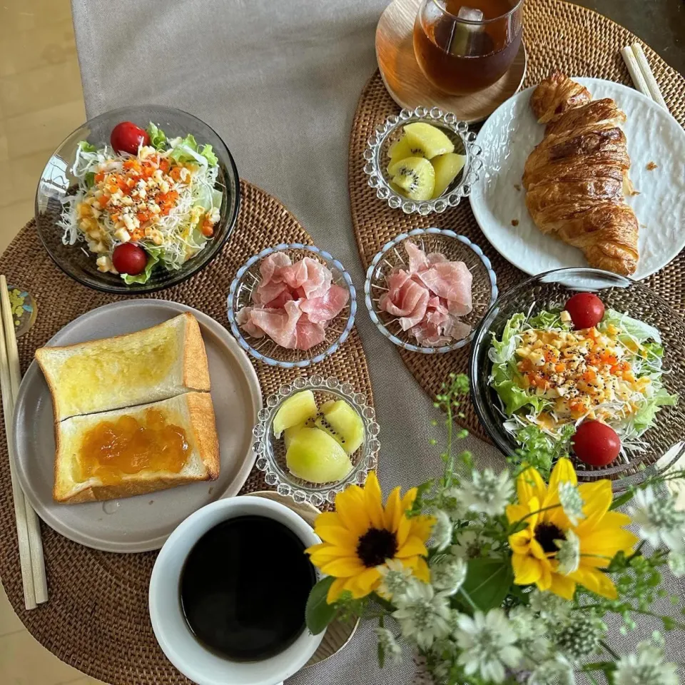 5/25❤︎休日モーニング🌱

・ 梅ジャムトースト
・サクサククロワッサン🥐
・生ハム
・ミモザサラダ🥗
・キウイ🥝|Makinsさん